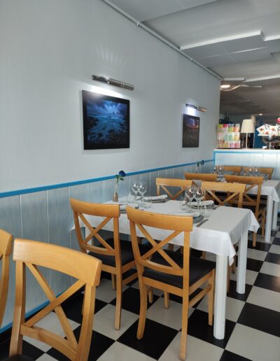 Tables intérieur restaurant Guillermu