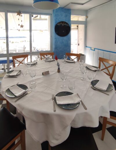 Table pour groupes. Intérieur du restaurant.