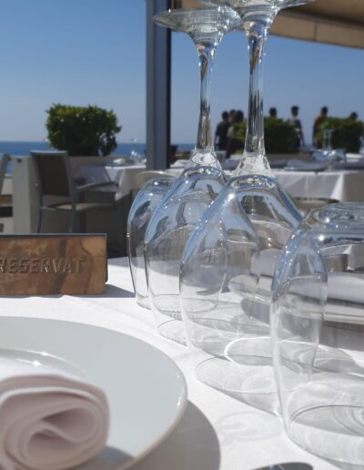 Table dressée sur la terrasse du restaurant Guillermu avec vue sur la mer.